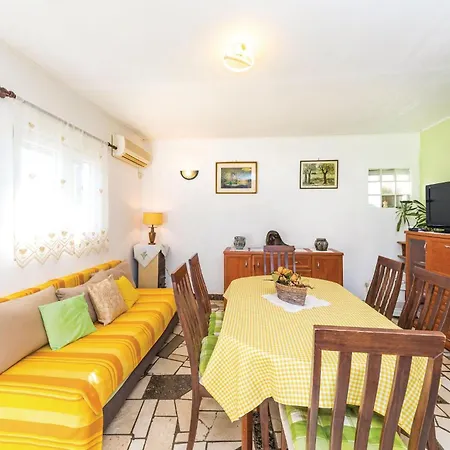 Two-bedroom In Appartamento Seget Vranjica