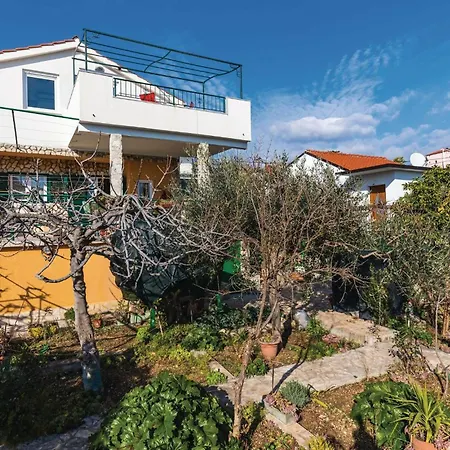 Two-bedroom In Seget Vranjica